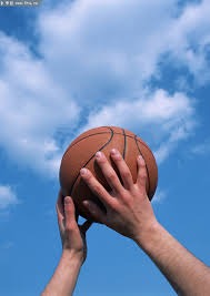 小姐姐这力量把肌肉男都吓到了，最后还捏了一把她的手臂硬度